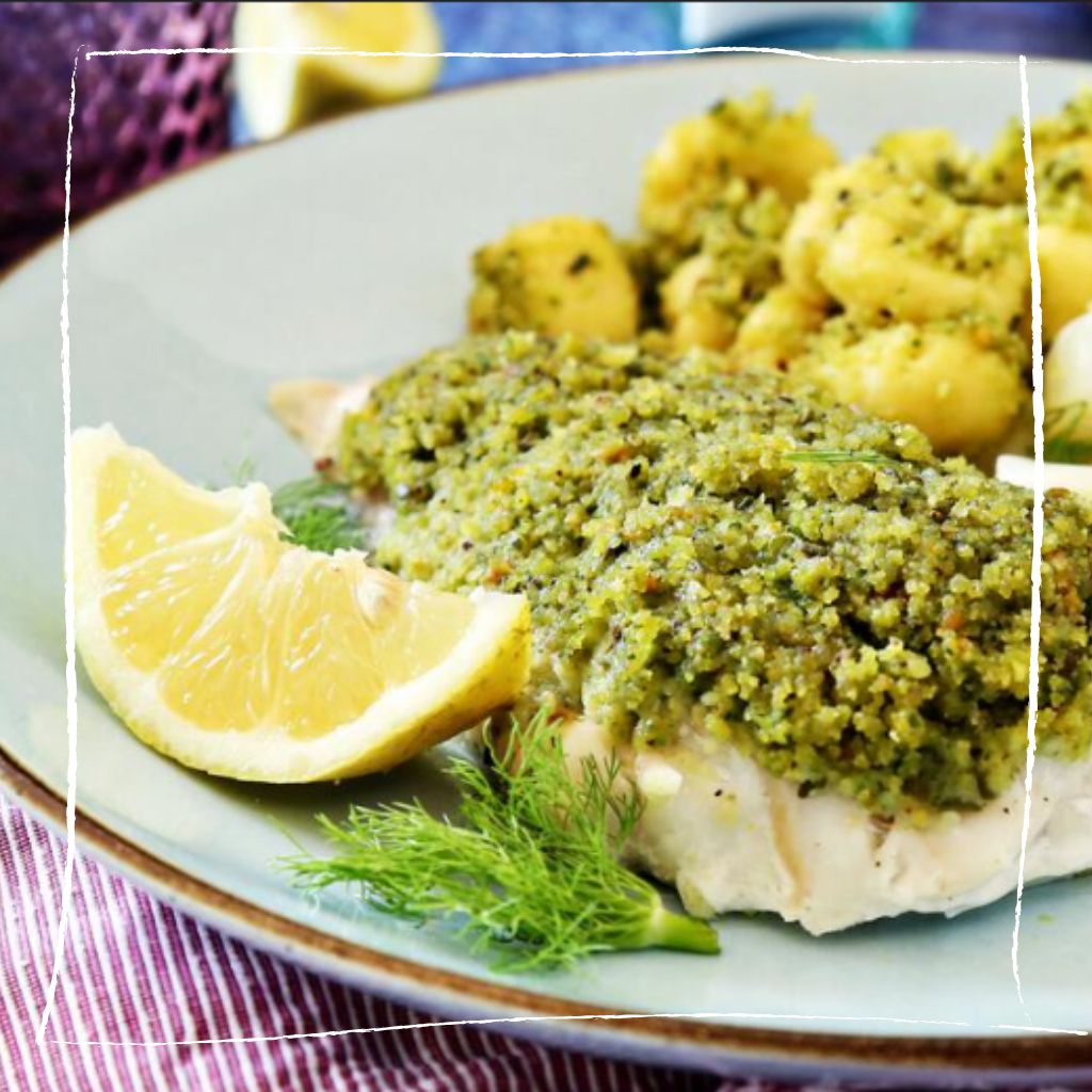 Eleganter Kabeljau mit goldbrauner Waldsauerklee-Panade, cremigem Selleriepüree und glänzender Kapernbutter auf weißem Teller