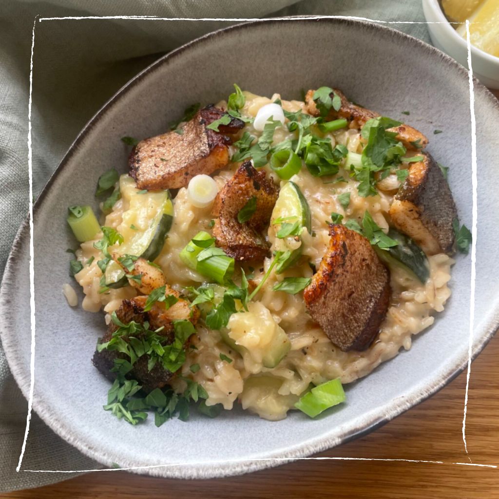 Elegante Anrichtung von geräucherter Forelle auf cremigem Ehrenpreis-Risotto mit kunstvoll platzierten Apfelmeerrettich-Flocken