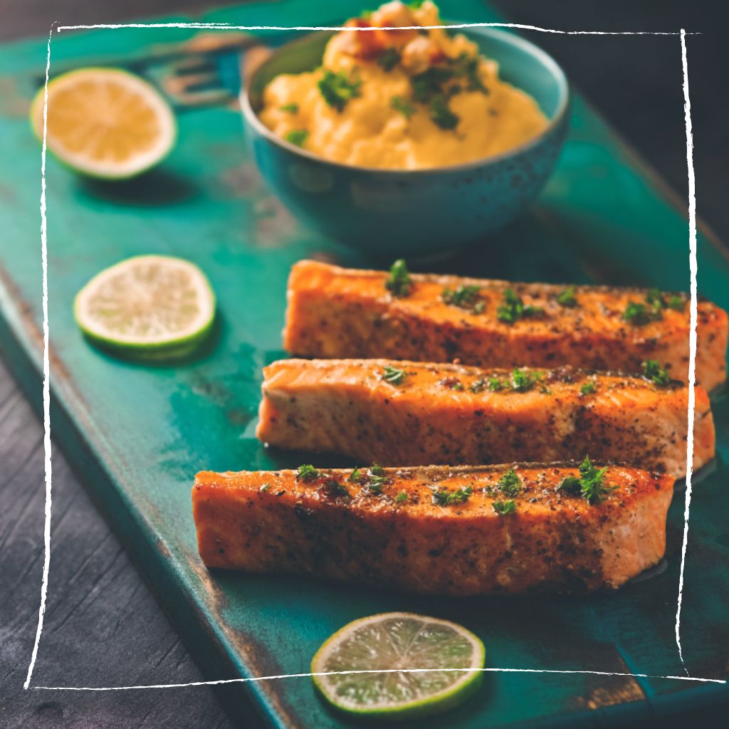 Elegant angerichteter Sous-vide Lachs mit grünem Wiesenschaumkraut-Pesto und cremiger Pastinakencreme