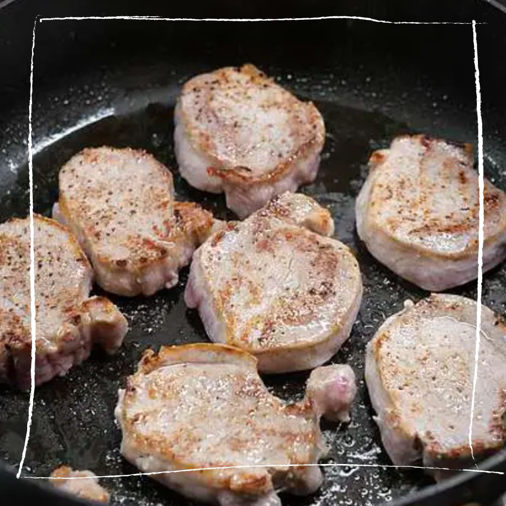 Iberico-Schweinefilet wird in der Pfanne gebraten
