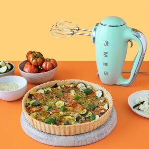 Smeg HMF01 Handmixer Testsieger 2025 im Retro-Design in Pastellblau mit Edelstahl-Aufsätzen
